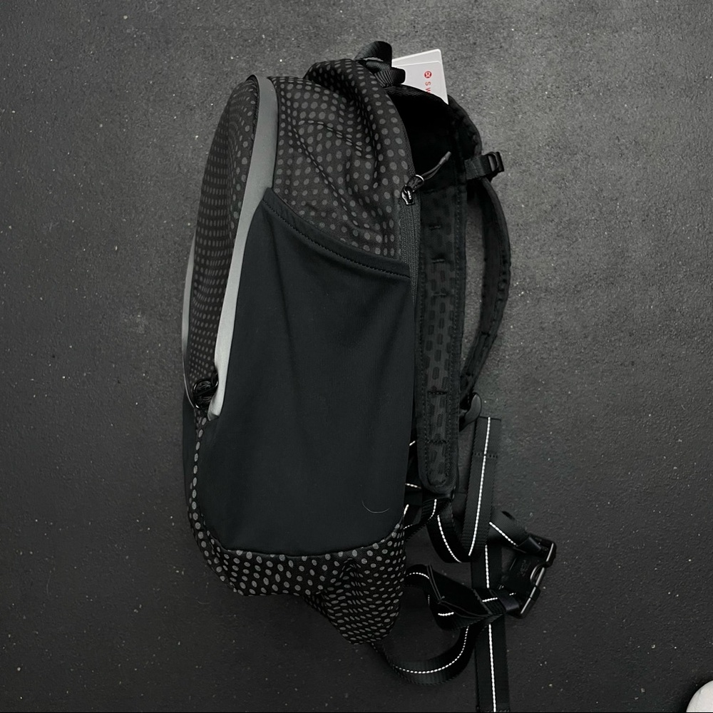 RARE lululemon Fast and Free Reflective Backpack *SW SeaWheeze edition - Picture 4 of 6